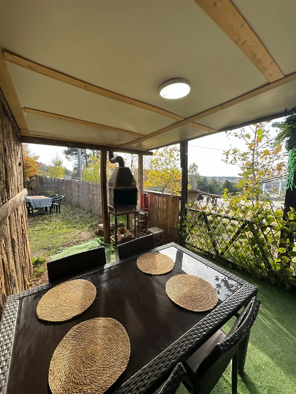 Bear House Uludağ üstü kapalı geniş veranda alanı