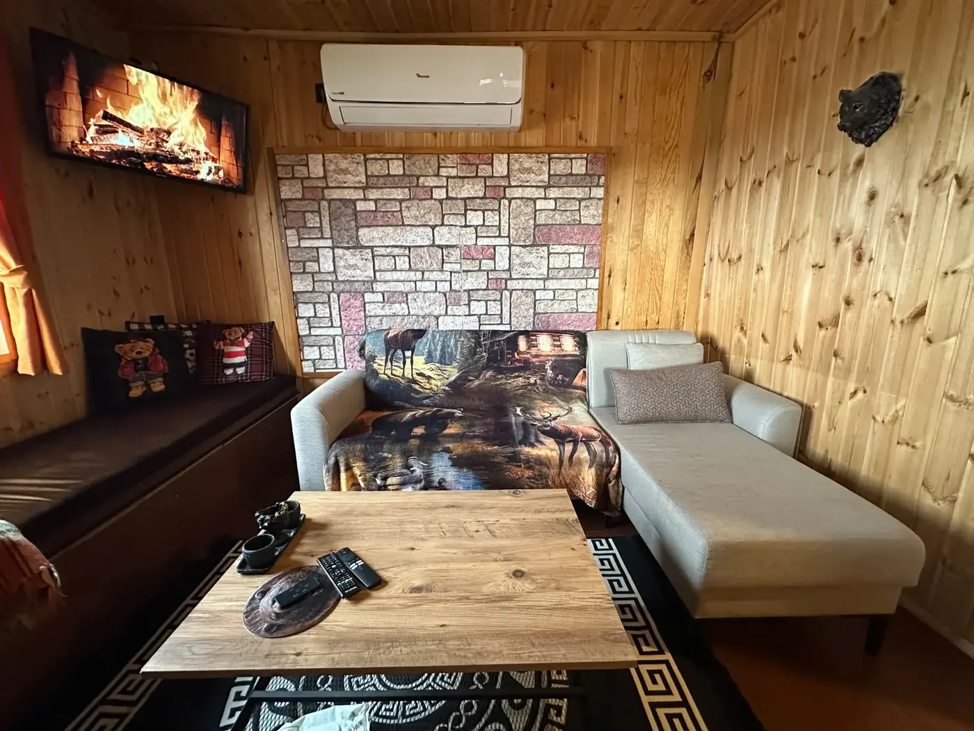 Bear House Uludağ salon oturma alanı